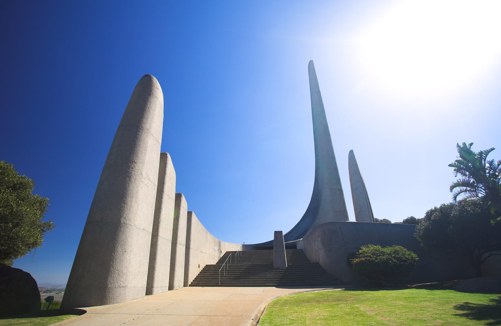Betonsäulen des Afrikaans-Sprachdenkmals in Paarl vor tiefblauem Himmel
